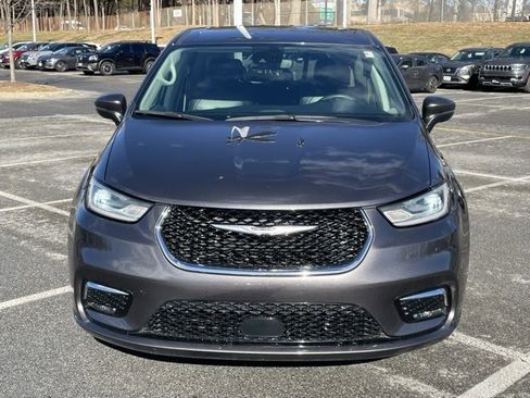 Used 2023 Chrysler Pacifica Touring-L image 10