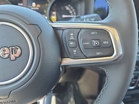 Used 2025 Jeep Wrangler Unlimited Sahara AWD/4WD image 16