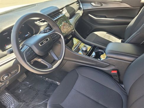 Used 2023 Jeep Grand Cherokee L Laredo image 17