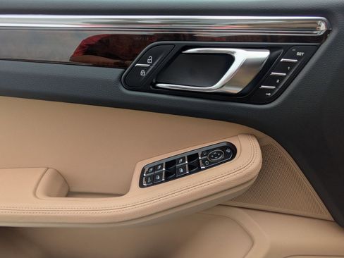 Certified 2025 Porsche Macan AWD/4WD image 13
