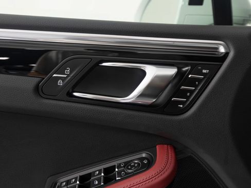 Certified 2024 Porsche Macan AWD/4WD image 20