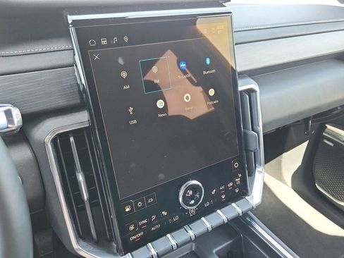 Used 2025 GMC Acadia Elevation image 25