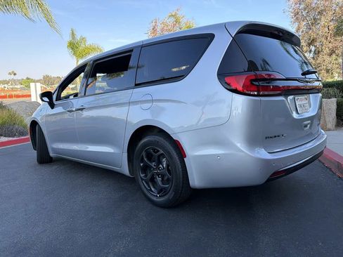 Used 2023 Chrysler Pacifica Touring-L w/ Uconnect Theater Family Group FWD image 4