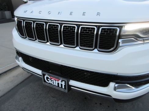 Used 2023 Jeep Wagoneer L Series III w/ Premium Group I image 17