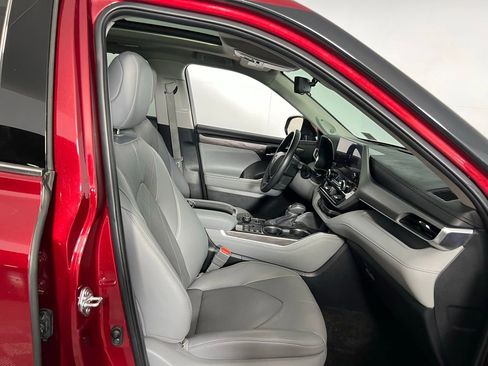 Used 2024 Toyota Highlander Platinum image 29