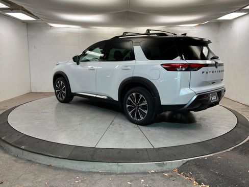 New 2026 Nissan Pathfinder Platinum image 3