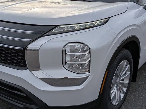 New 2025 Mitsubishi Outlander ES image 9