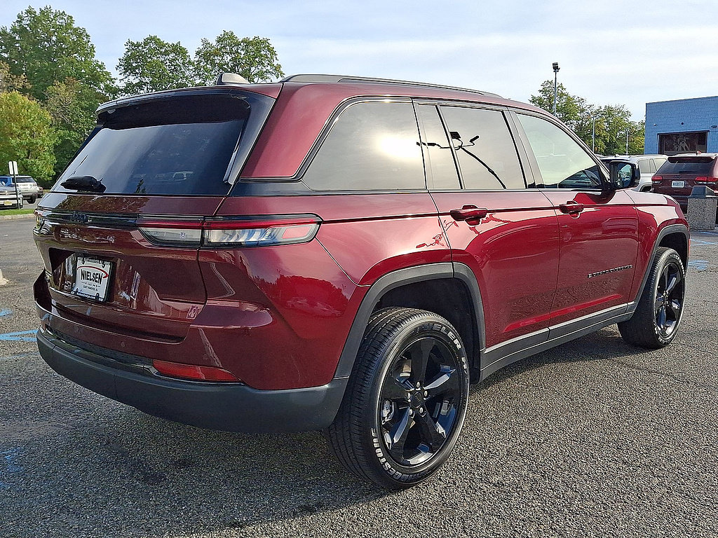 Used 2025 Jeep Grand Cherokee Altitude AWD/4WD image 31