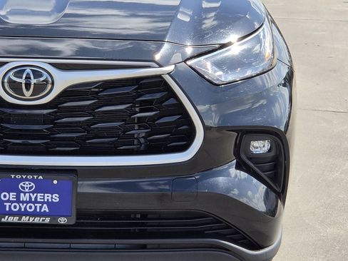 Used 2024 Toyota Highlander LE FWD image 4