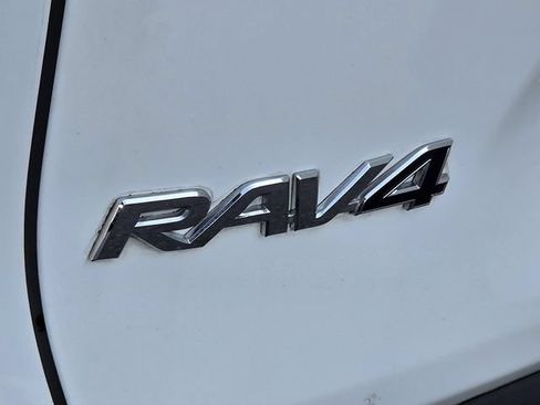 Used 2021 Toyota RAV4 LE AWD/4WD image 26