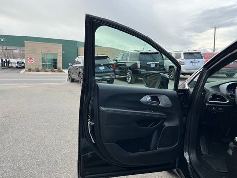 Used 2022 Chrysler Pacifica Touring FWD image 26