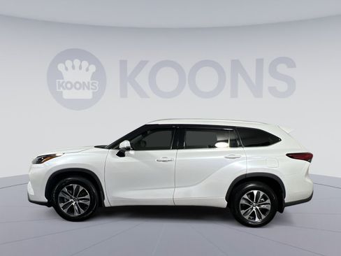Used 2022 Toyota Highlander XLE AWD/4WD image 7