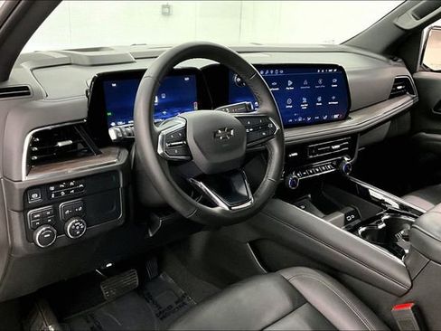 Used 2025 Chevrolet Suburban Z71 AWD/4WD image 17