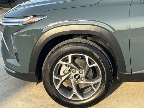 Certified 2025 Chevrolet Trax LT FWD image 34