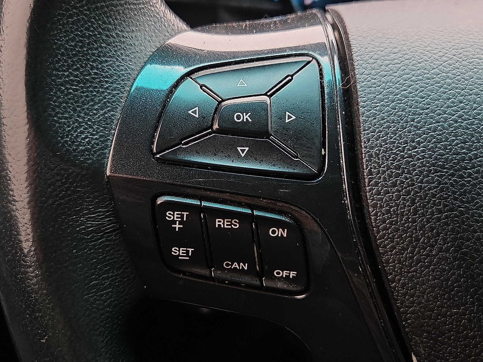 Used 2018 Ford Explorer XLT w/ Equipment Group 202A FWD image 19