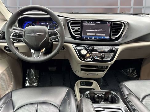 Used 2023 Chrysler Pacifica Touring-L FWD image 14