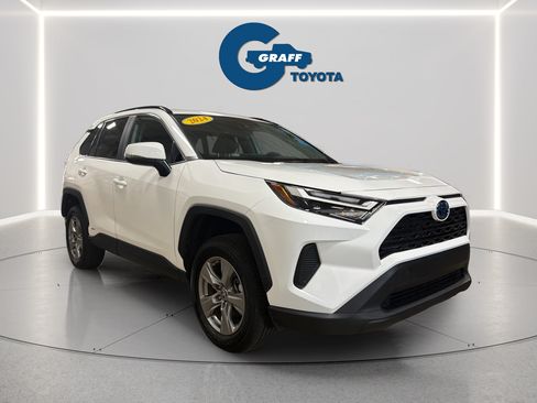 Used 2024 Toyota RAV4 LE AWD/4WD image 3