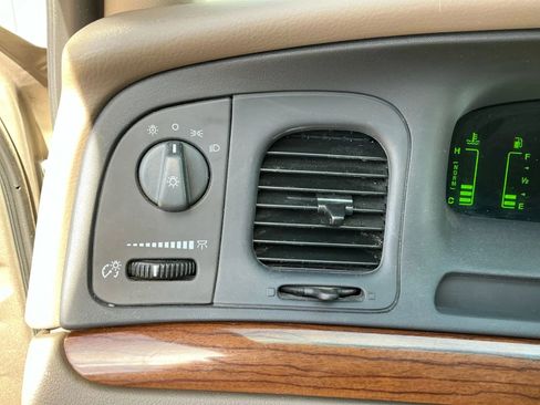 Used 2003 Ford Crown Victoria LX image 33