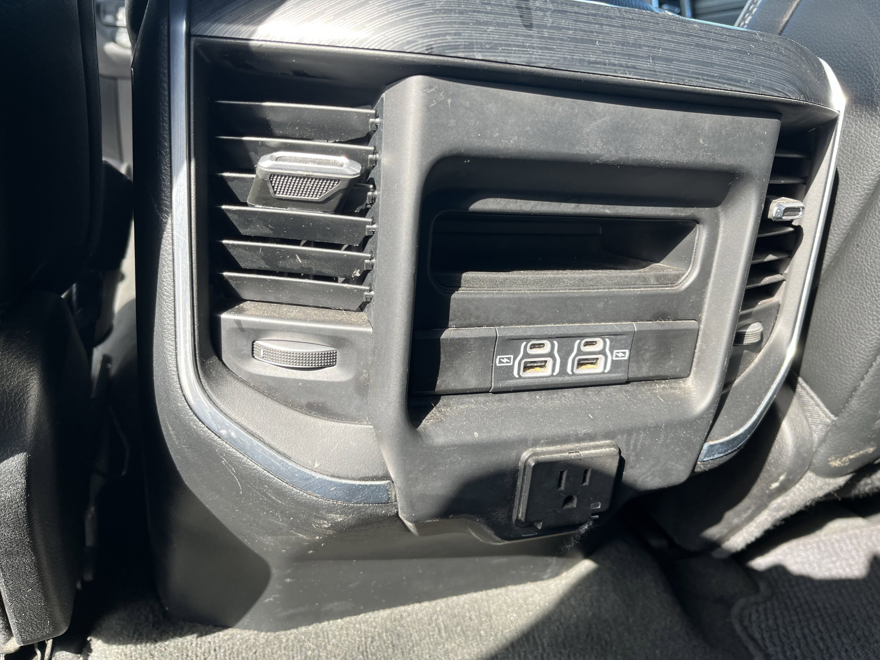 Used 2024 RAM 1500 Laramie AWD/4WD image 18