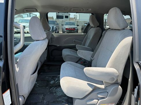 Used 2017 Toyota Sienna LE FWD image 17
