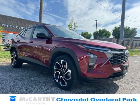 Used 2025 Chevrolet Trax RS w/ Driver Confidence Package FWD image 1