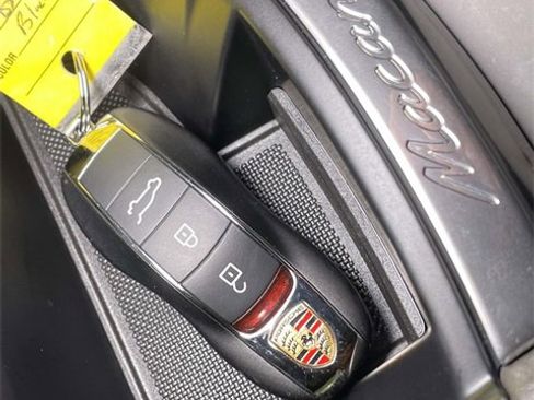 Used 2025 Porsche Macan image 48