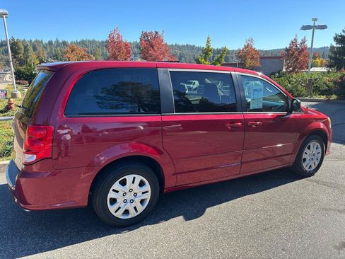 Used 2014 Dodge Grand Caravan SE w/ Quick Order Package 29E SE FWD image 3