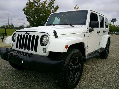 Used 2018 Jeep Wrangler Unlimited Sahara AWD/4WD image 24