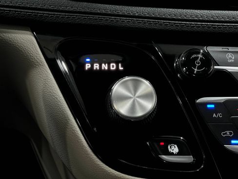 Used 2020 Chrysler Pacifica Limited FWD image 28