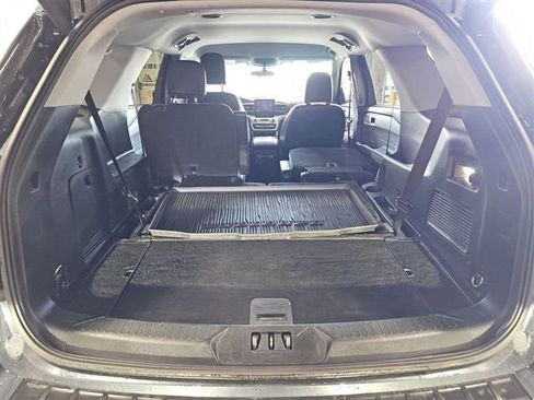 Used 2022 Ford Explorer XLT w/ Equipment Group 202A image 6