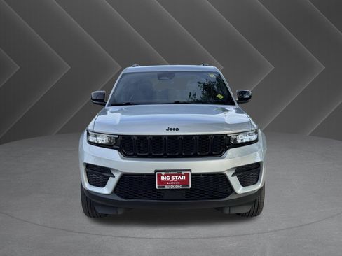 Used 2025 Jeep Grand Cherokee Altitude image 3