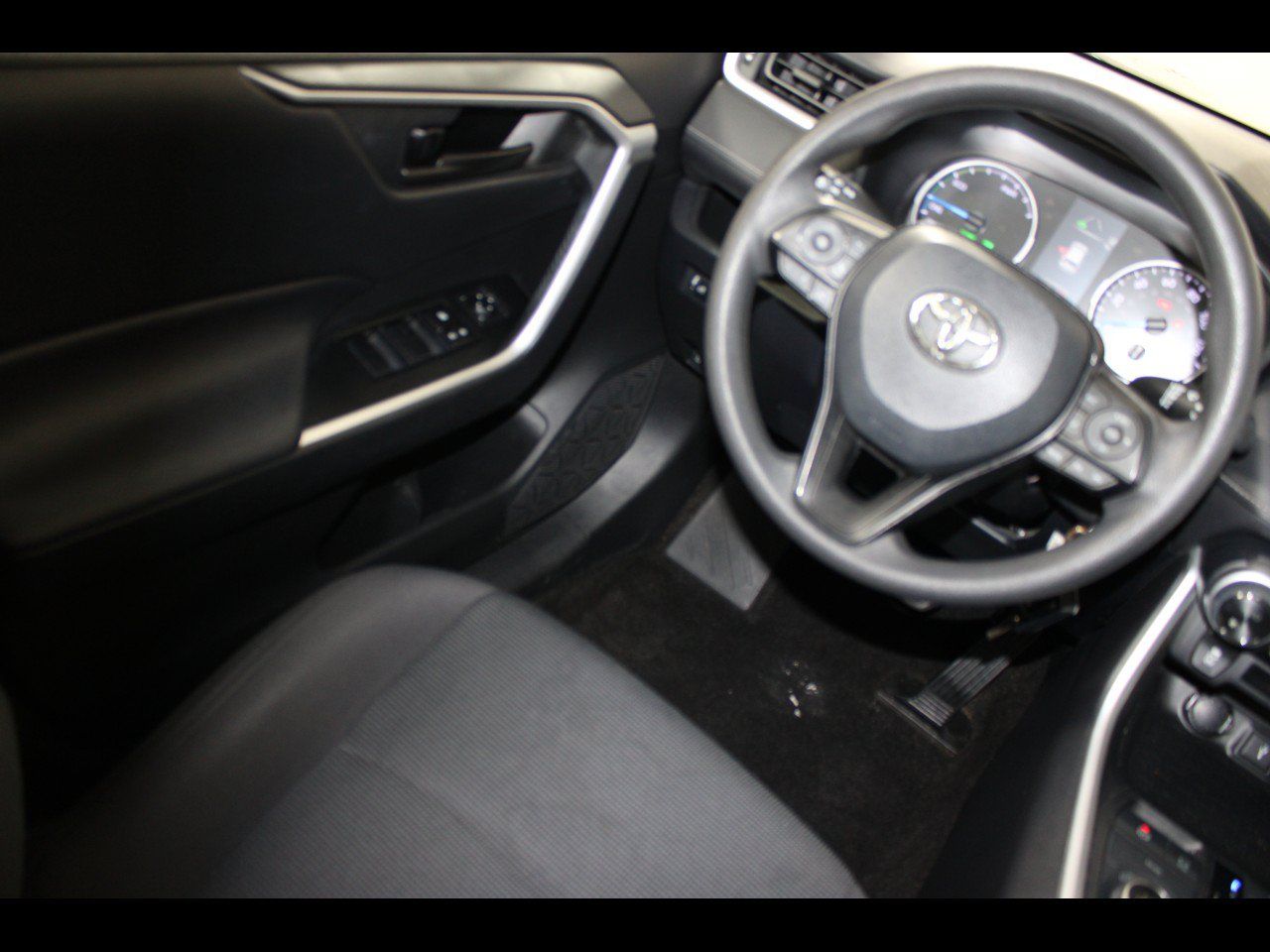 Used 2020 Toyota RAV4 LE w/ Carpet Mat Package AWD/4WD image 17