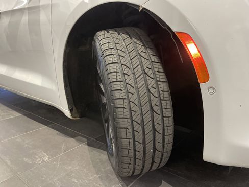 Used 2020 Chrysler Pacifica Limited w/ Advanced Safetytec Group image 13