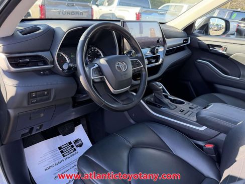 Used 2023 Toyota Highlander XLE AWD/4WD image 16