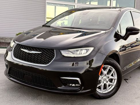 Used 2023 Chrysler Pacifica Touring-L FWD image 4