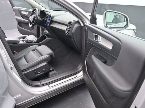 Used 2025 Volvo XC40 B5 Plus image 15