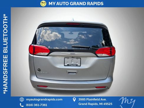 Used 2017 Chrysler Pacifica Touring FWD image 6