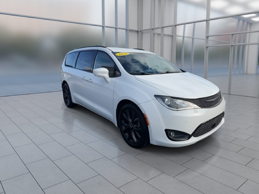 Used 2020 Chrysler Pacifica Touring-L Plus w/ Advanced Safetytec Group FWD image 2