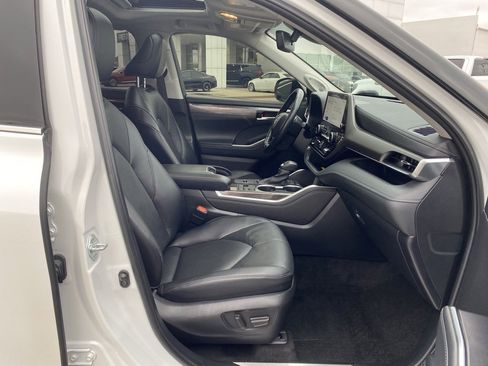 Used 2023 Toyota Highlander Limited image 16
