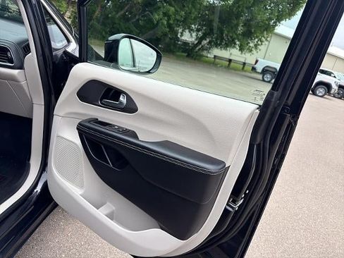 Used 2022 Chrysler Pacifica Touring-L w/ Uconnect Theater Family Group AWD/4WD image 13