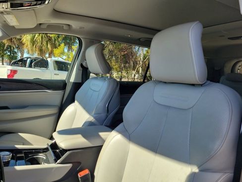 Used 2023 Jeep Grand Cherokee L Overland w/ Advanced Protech Group III image 21