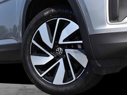 Used 2025 Volkswagen Atlas SE AWD/4WD image 3
