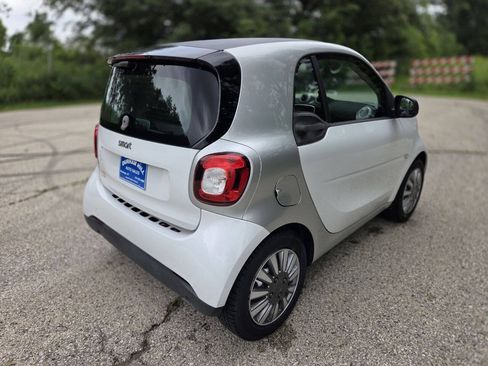 Used 2016 smart fortwo passion RWD image 6