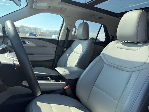 Used 2025 Ford Explorer Active w/ Active Comfort Package image 19