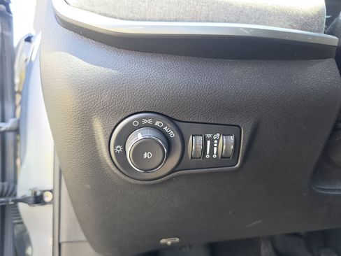 Used 2023 Jeep Compass Latitude w/ Sun and Sound Group AWD/4WD image 19