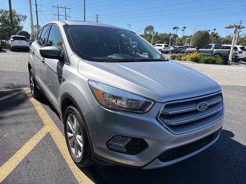 Used 2017 Ford Escape SE image 2
