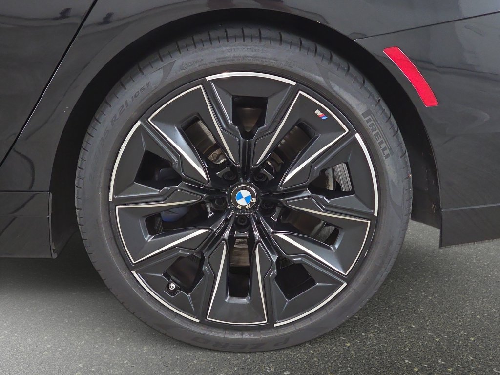Certified 2024 BMW 740i w/ Premium Package 2 RWD image 32