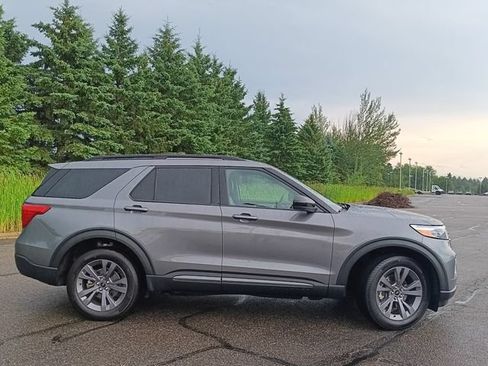 Used 2024 Ford Explorer XLT w/ Equipment Group 202A AWD/4WD image 22