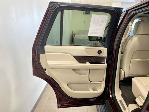 Used 2019 Lincoln Navigator Reserve image 8