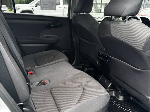 Used 2021 Toyota Highlander LE FWD image 5